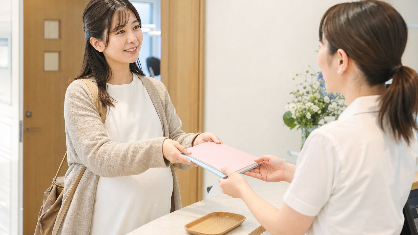 母子健康手帳などを受付で提示する妊婦